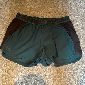 Under armour athletic shorts with pockets in green M